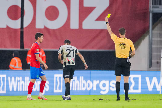 Domare Erik Mattsson dömer gult kort och Landskronas Kevin