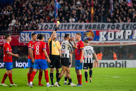 Domare Erik Mattsson dömer gult kort och Landskronas Rassa