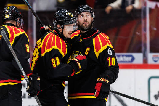 Brynäs Jakob Silfverberg jublar med Johan Larsson