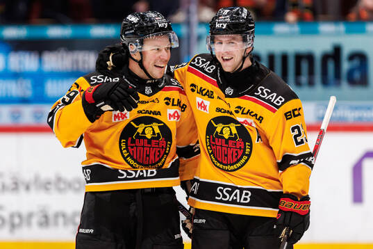 Luleås Erik Gustafsson och Jesper Sellgren jublar