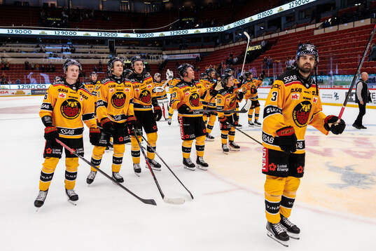 Luleås Erik Gustafsson jublar med lagkamrater