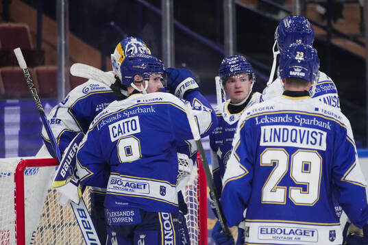 Leksands målvakt Marcus Gidlöf och Matt Caito jublar