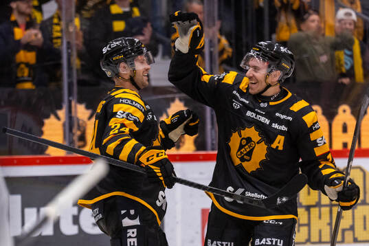 Skellefteås Oscar Lindberg jublar med Pär Lindholm
