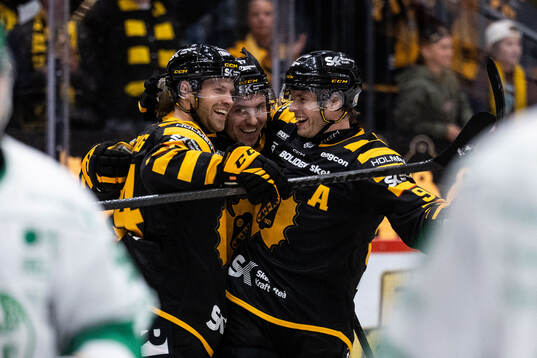 Skellefteås Oscar Lindberg jublar 5-2