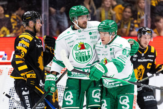 Rögles Karson Kuhlman jublar med Dennis Everberg