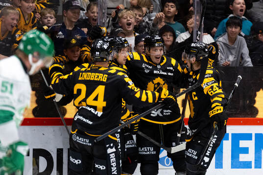Skellefteås Rickard Hugg jublar med lagkamrater