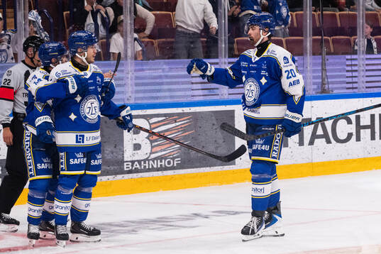 Leksands Michael Lindqvist jublar med Nolan Stevens jublar
