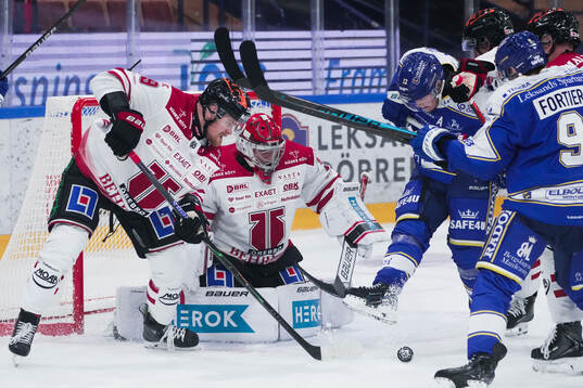 Örebros Niklas Nilsson och målvakt Jonas Arntzen mot
