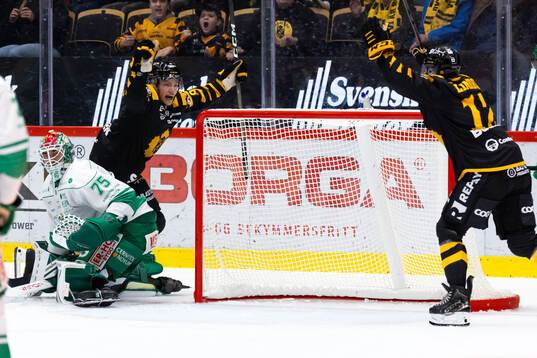 Skellefteås Pontus Johansson jublar med Valter Lindberg