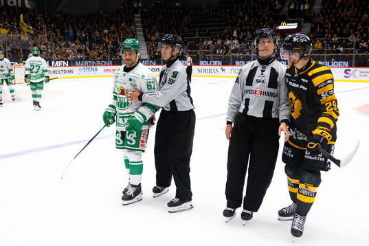Rögles Leon Bristedt med linjedomare Marcus Westman och