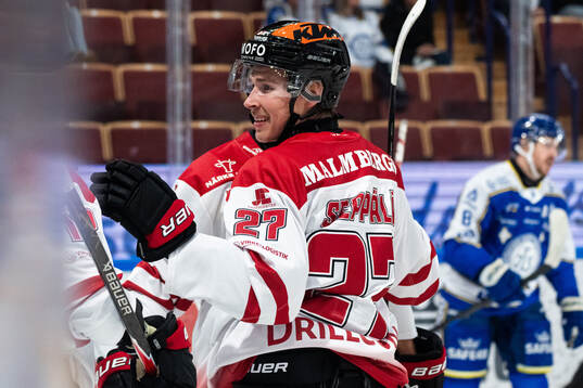 Örebros Peetro Seppälä jublar efterl 0-1