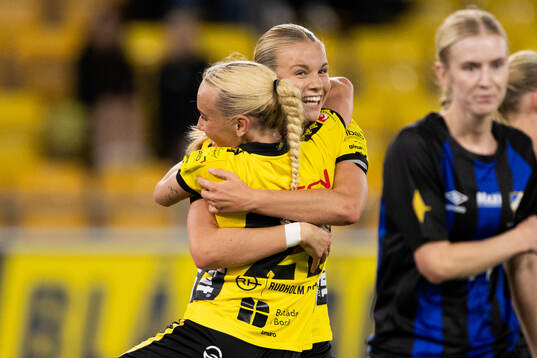 Elfsborgs Tea Skoglund jublar med Mollie Josefsson