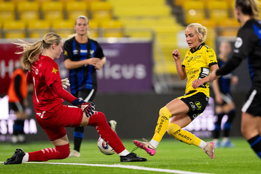 Ulricehamns målvakt Klara Norén och Elfsborgs Tea Skoglund