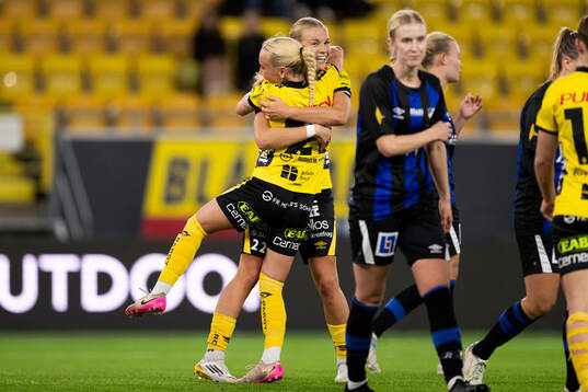 Elfsborgs Tea Skoglund jublar med Mollie Josefsson
