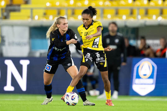 Ulricehamns Clara Sjögren och Elfsborgs Vanessa Lopez