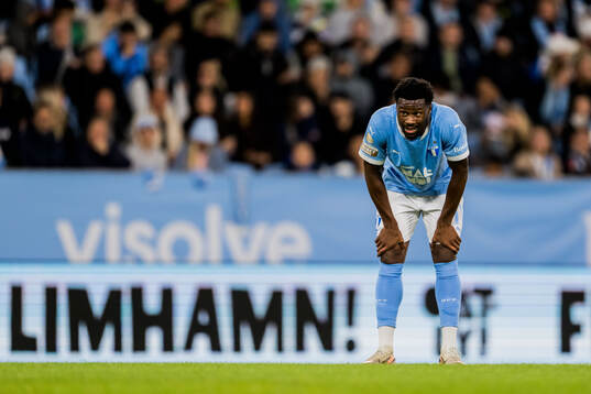 Malmö FFs Emmanuel Ekong deppar