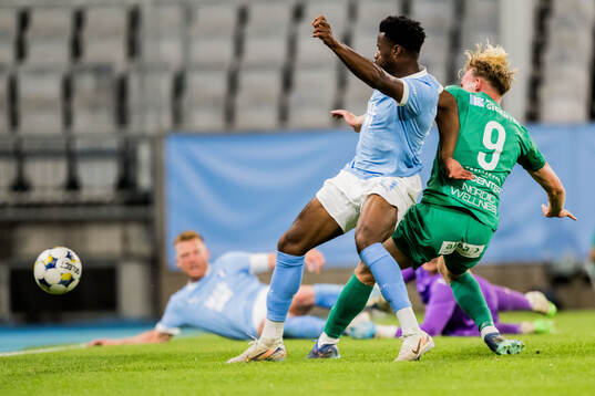 Malmö FFs Emmanuel Ekong gör 0-1 målet