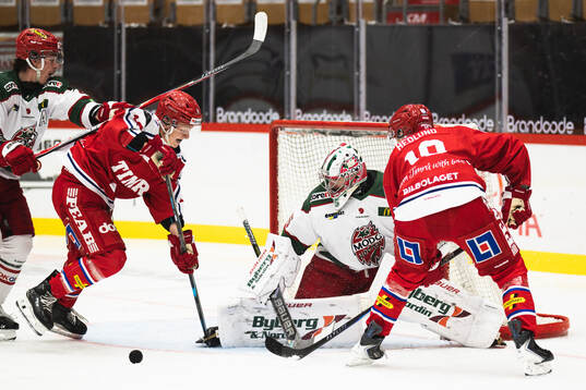 Timrås Elias Hedlund och Modos målvakt Markus Skröder
