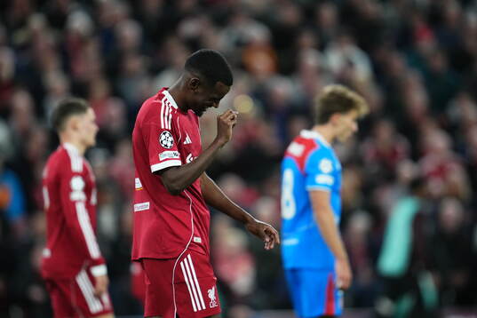 Alexander Isak of Liverpool looks dejected