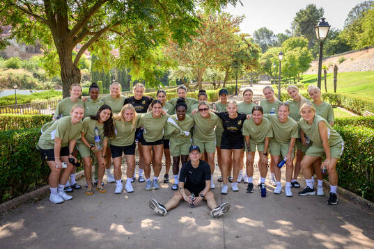 The players of Häcken pose for a team photo