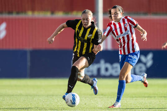 Alice Bergström of Häcken and Amaiur Sarriegi of Atletico