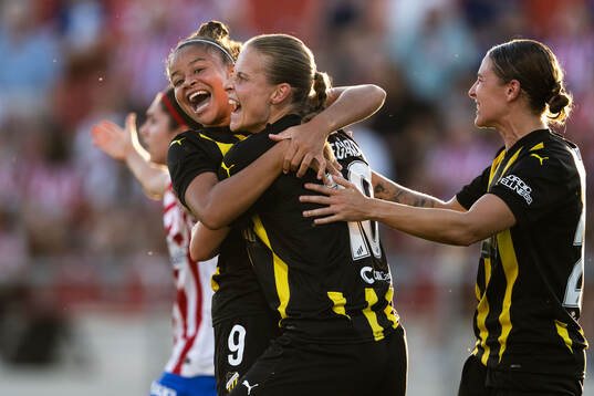 Anna Anvegård of Häcken celebrates with Felicia Schröder