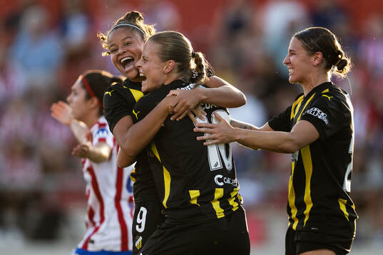 Anna Anvegård of Häcken celebrates with Felicia Schröder