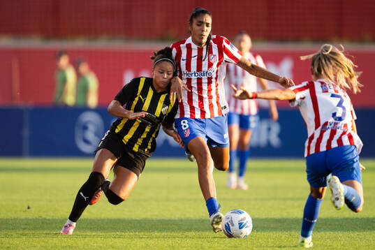 Felicia Schröder of Häcken and Gabriela Garcia of