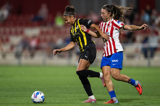 Felicia Schröder of Häcken and Silvia Lloris of Atletico