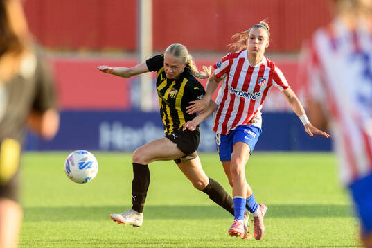 Lisa Löwing of Häcken and Giovana Queiroz of Atletico
