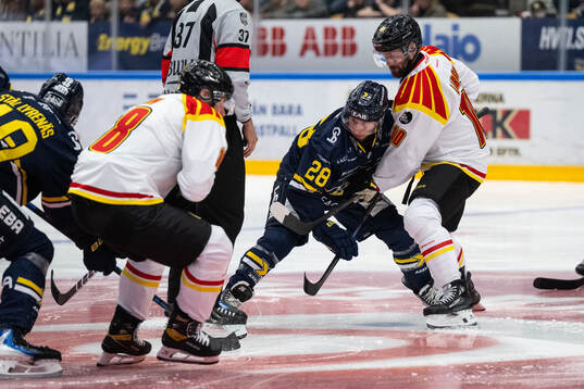 HV71s Justin Glenn Kloos och Brynäs Johan Larsson