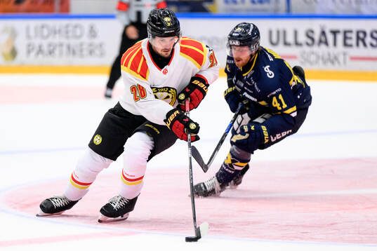Brynäs Johannes Kinnvall och HV71s Riley Woods