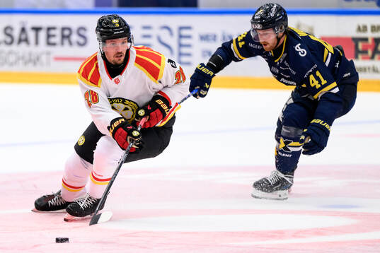 Brynäs Johannes Kinnvall och HV71s Riley Woods