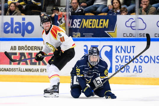 Brynäs Greg Scott och HV71s Santeri Hatakka