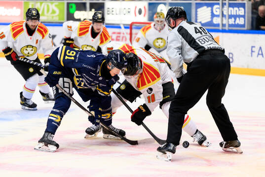 HV71s Aleksi Heponiemi och Brynäs Johan Larsson