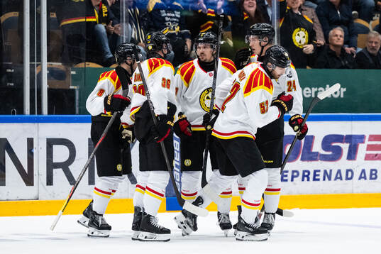 Brynäs Jack Kopacka jublar med lagkamrater