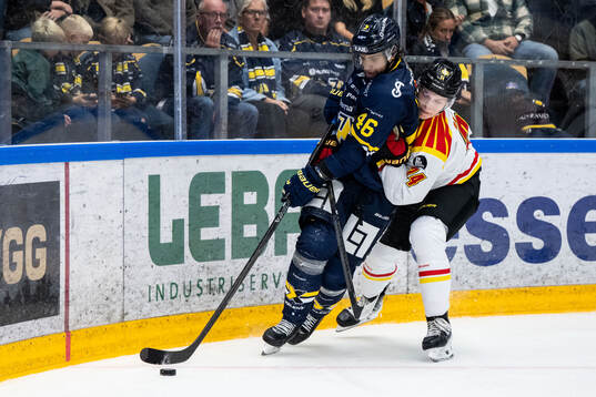 HV71s Joona Luoto och Brynäs Aron Dahlqvist