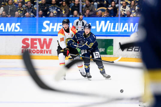 Brynäs Linus Ölund och HV71s Aleksi Heponiemi