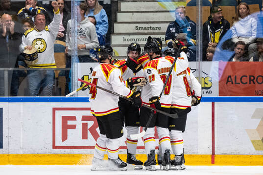 Brynäs Linus Ölund jublar med lagkamrater