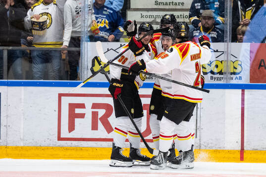 Brynäs Linus Ölund jublar med lagkamrater