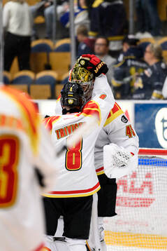 Brynäs Bobby Trivigno och Brynäs målvakt Damian Clara