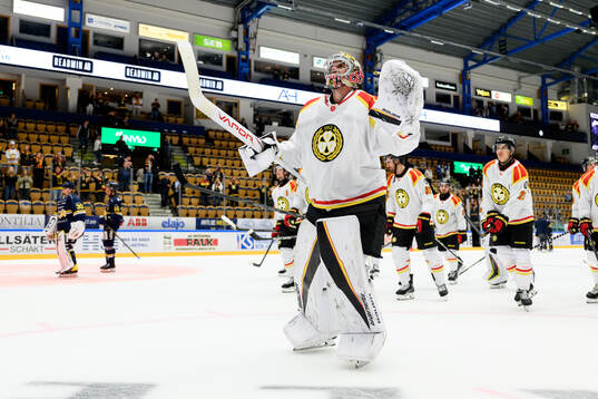 Brynäs målvakt Damian Clara jublar