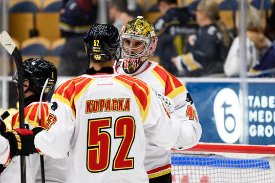 Brynäs Jack Kopacka och Brynäs målvakt Damian Clara