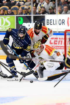 HV71s Nikola Pasic framför Brynäs målvakt Damian Clara