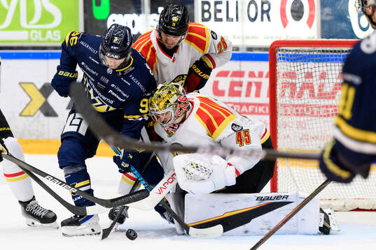 HV71s Nikola Pasic framför Brynäs målvakt Damian Clara