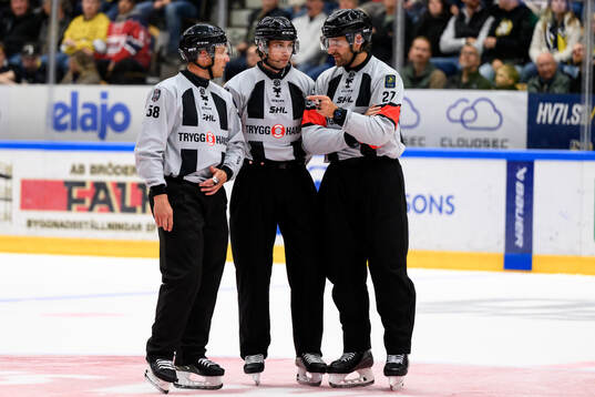 Linjedomare Rickard Nilsson Domare Johan Wedin och Domare