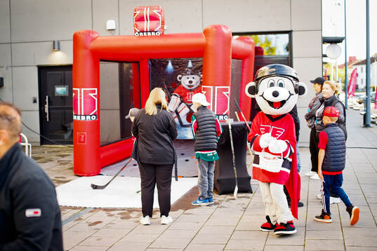 Entren och Örebros maskot utanför Behrn Arena