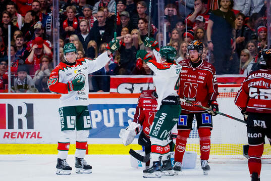 Frölundas Theodor Niederbach jublar med Ivar Stenberg vid