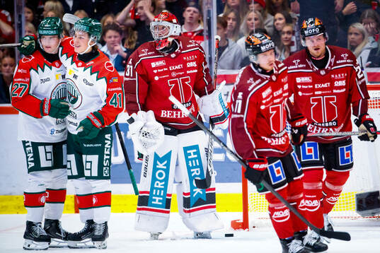 Frölundas Theodor Niederbach jublar med Ivar Stenberg och