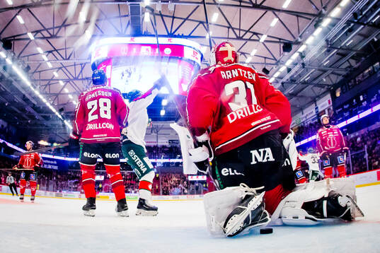 Örebros målvakt Jonas Arntzen och Linus Arnesson deppar